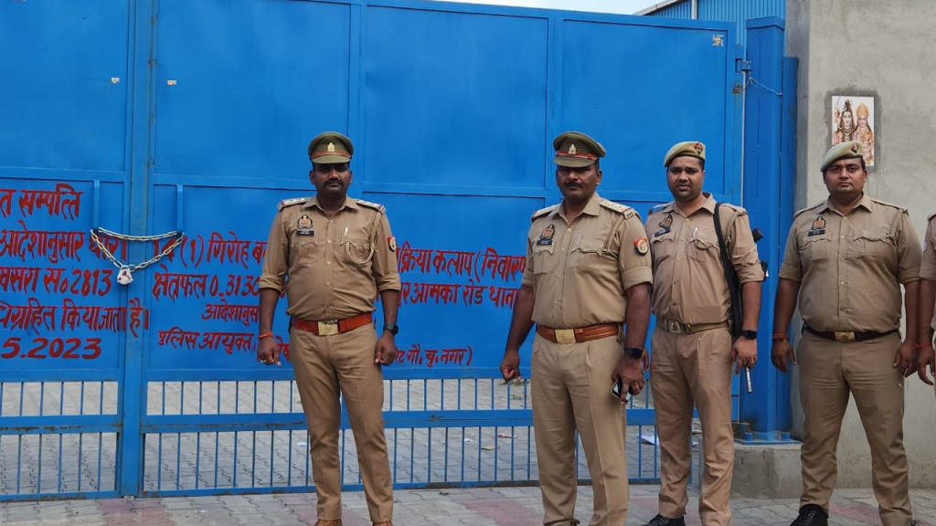 crimeweek_news's tweet photo. #NewsUpdates: ग्रेटर नोएडा- गैंगस्टर एक्ट में दर्ज मुकदमा गैंगस्टर राजू पंडित उर्फ राजेंद्र पर बड़ी कार्रवाई, गाजियाबाद में 1 करोड़ 45 लाख कीमत के फ्लैट को किया ज़ब्त। बादलपुर थाने में दर्ज हुआ था गैंगस्टर एक्ट में मुकदमा
@noidapolice @CP_Noida #GreaterNoida #crimeweek #CWnews https://t.co/G6Efg5Af2o
