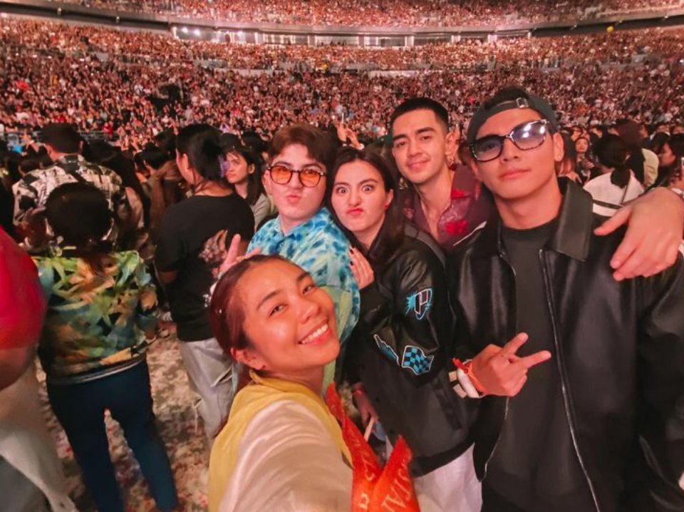 cassy_updates's tweet photo. Snap from #ColdplayManila second night concert with Cassy, Mavy, &amp; their #TahanangPinakamasaya family which happened last Saturday.

1 | 20 | 2024

Cassy Legaspi | #CassyLegaspi
Mavy Legaspi | #MavyLegaspi
#Sparkle | #Kapuso
#Coldplay | #ColdplayPH
#MusicOfTheSpheresWorldTourPH https://t.co/jerOA4yXOC