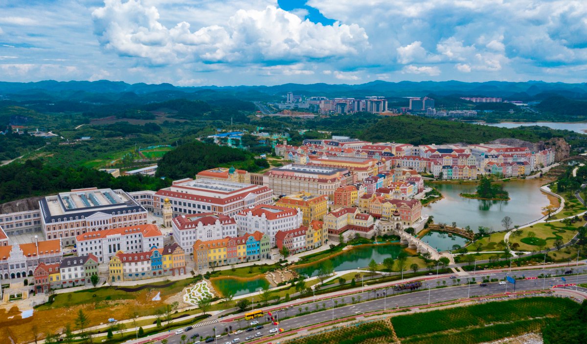 🖥️By the end of 2023, the Guian data center cluster in Southwest China's #Guizhou province had established 19 data centers, including 17 mega data centers, making it one of the regions with the highest concentration of mega data centers in the world. #DigitalGuizhou