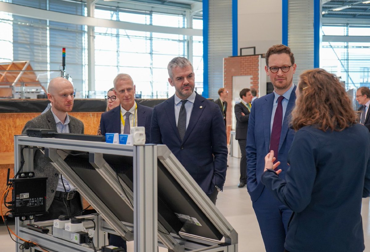 Last week, @TheAMRC, part of @HVM_Catapult, welcomed Shadow Chief Secretary to the Treasury, @darrenpjones MP, to its centre at @sheffielduni. His visit highlights the critical role of R&D and #innovation in shaping the future of UK manufacturing.