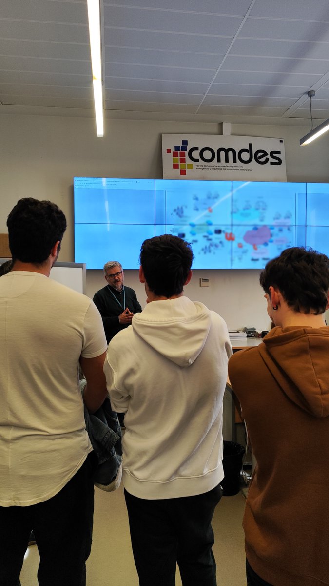 📡📲 El centro de control de la #redCOMDES ha recibido la visita de los estudiantes de 2º curso del #CFGS de Sistemas de Telecomunicaciones e Informáticos, del <a href="/misericordiacip/">CIPFP Misericordia</a>, para conocer de primera mano el funcionamiento de la red móvil de emergencias y seguridad.