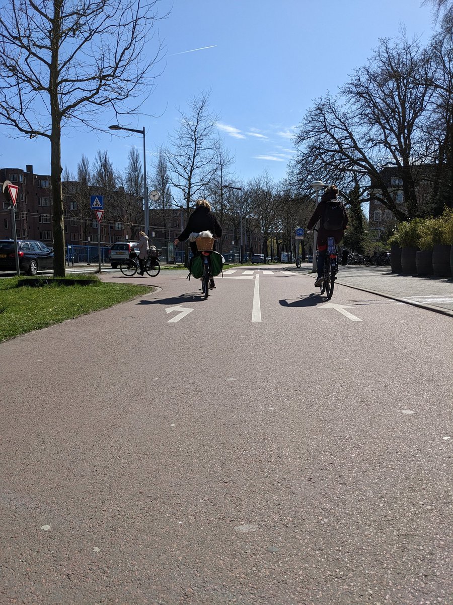 Beim Fahrradfahren hängt der Rollwiderstand stark von der Bodenbeschaffenheit ab..
U.a. deshalb sind die Radwege in den Niederlanden nach Möglichkeit aus rotem Asphalt... 🇳🇱❤️🚲