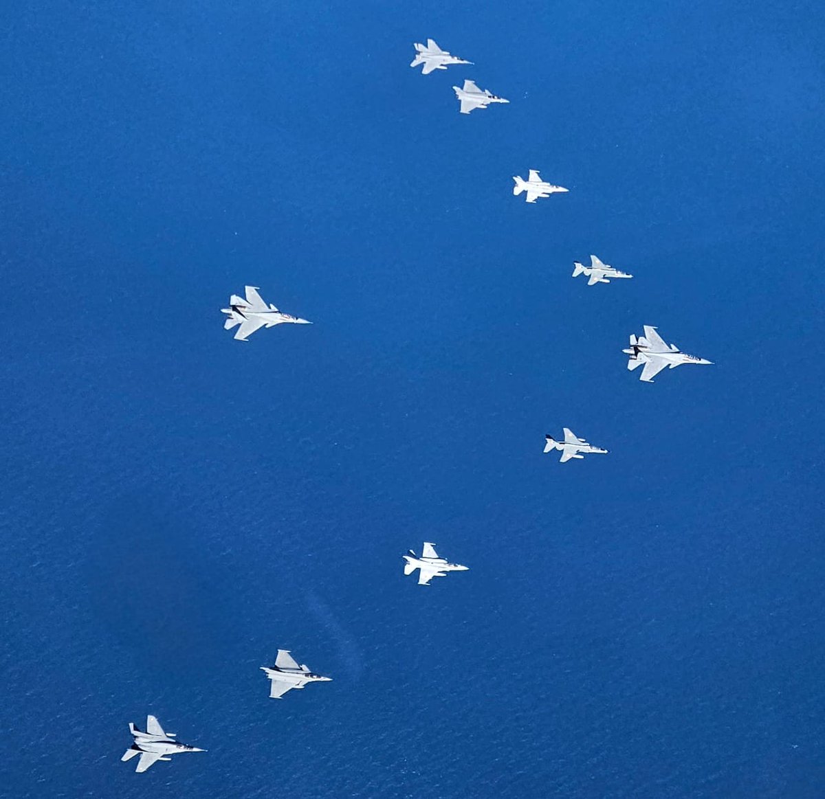 prodefencejammu's tweet photo. #DesertKnight
#IAF #MilitaryAlliance
The Indian Air Force flexes its wings in Exercise Desert Knight alongside French Air and Space Force & #UAEAirForce. A spectacle of joint operations showcasing prowess & collaboration in the skies. ✈️🇮🇳🤝
More: https://t.co/03AYbAWWyw https://t.co/LzKQhIw8e1