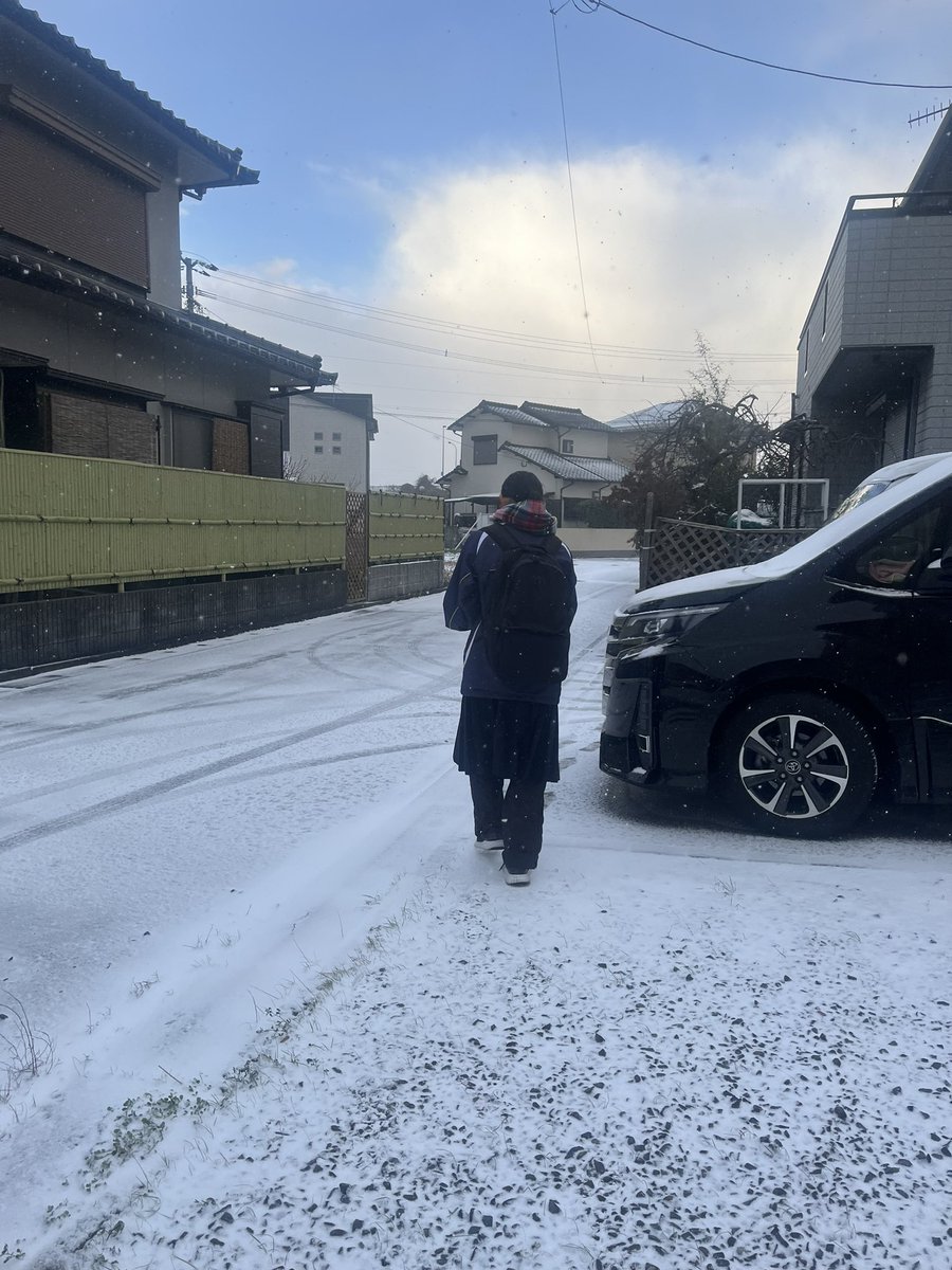 mocco_0207's tweet photo. 久々のポストです😅
気付けば、もー少しで1月も終わり😅
もードタバタすぎて🤦‍♀️
そして、本日、雪が少々積もる中、姉の高校受験日でした!!
朝一、弟に道の様子を見て貰い自転車諦め急遽車で送迎!!
笑顔で試験会場から戻ってきた姉にホットしました☺️
後は月曜日の結果待ちです!!!! https://t.co/Hr9KHD5um1