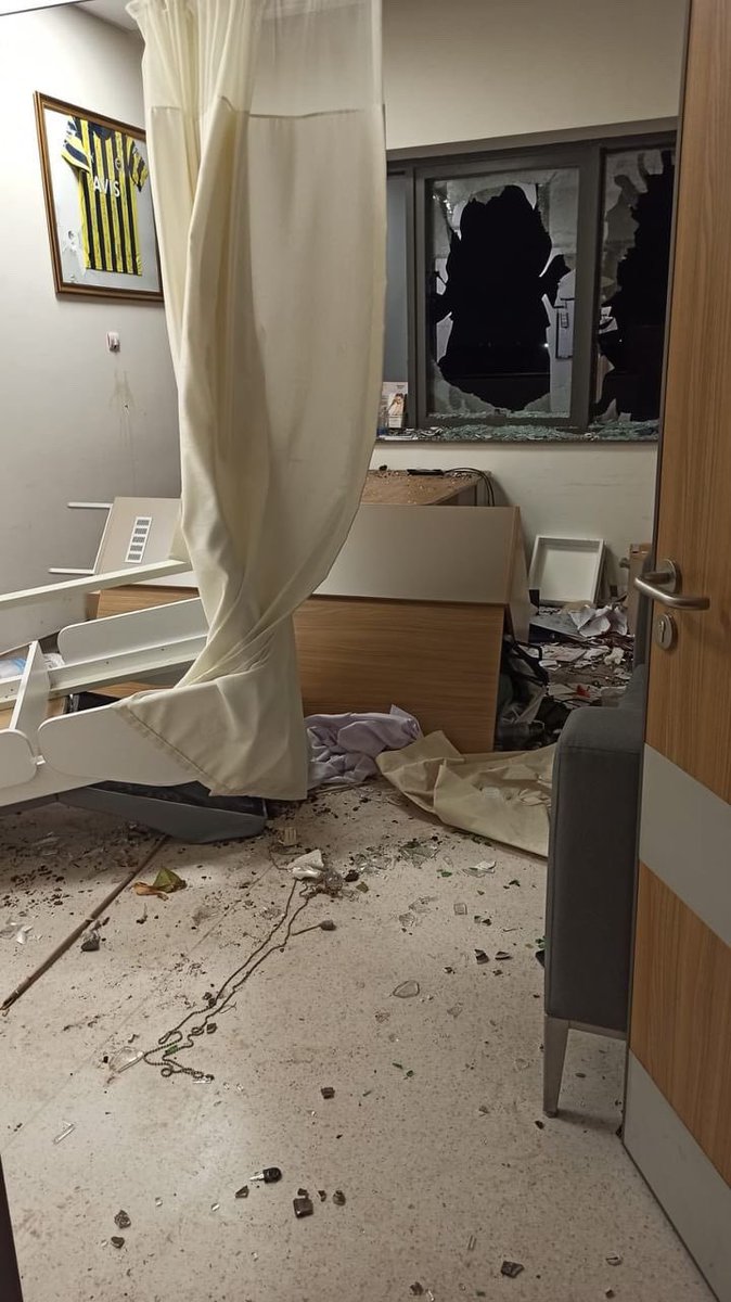 İstanbul'da 10 kişiyi bıçaklayan saldırganın, olay günü öncesinde babasını bıçakladığı, daha sonra polis ekiplerince kontrol için götürüldüğü hastanede bir doktora saldırdıktan sonra odasını dağıttığı, ardından adli kontrol şartıyla serbest bırakıldığı ortay çıktı.