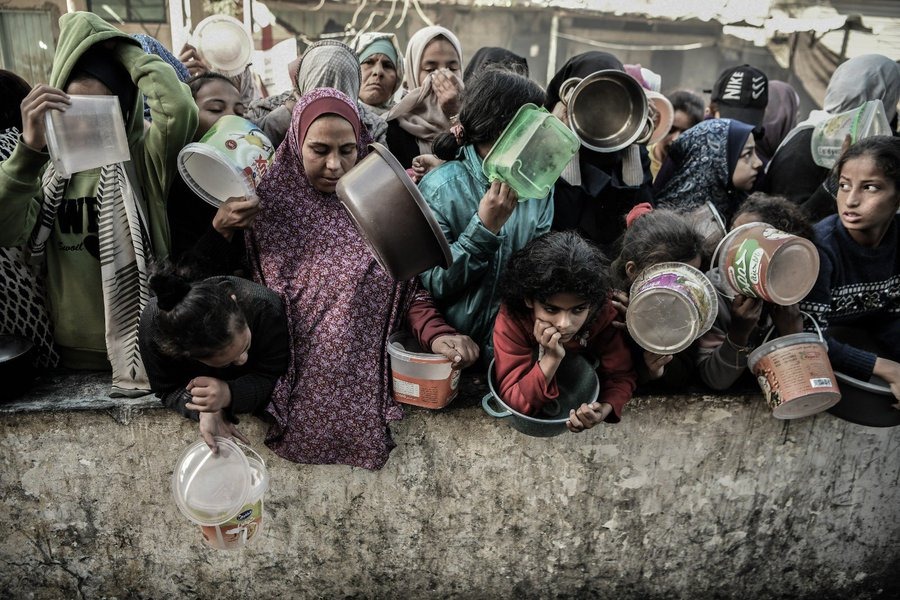 İsrail’in 7 Ekim’den bu yana aylardır bombardıman altında tuttuğu Gazze Şeridi’nde binlerce Filistinli açlık ve susuzluk riskiyle karşı karşıya...

#GazaStarving