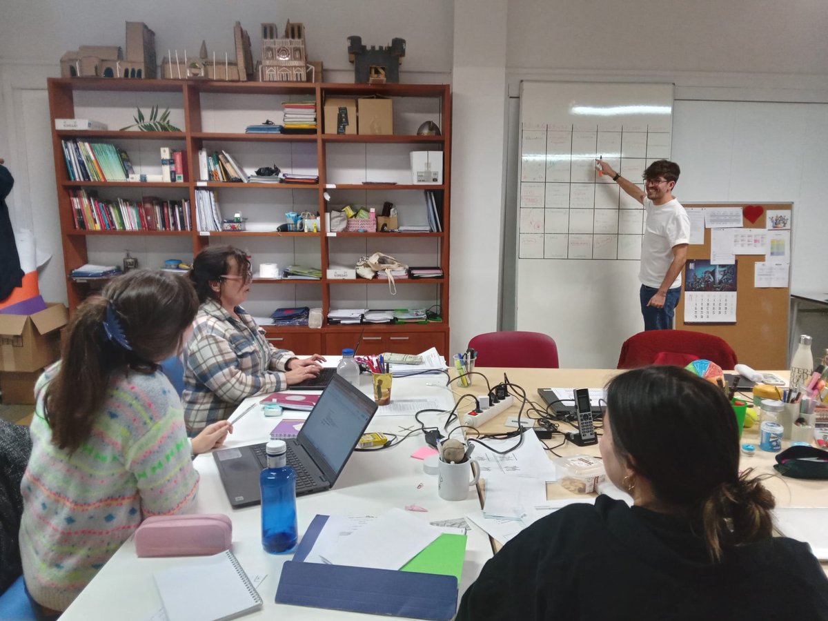 larramendibidea's tweet photo. 👥 Kodozentziaren helburu nagusia bi irakasle edo gehiago elkarlanean aritzea da. 
🗣️ Larramendiren esperientzia dela eta, gure zuzendaria, Jokin Guilisagasti, 𝘒𝘰-𝘥𝘰𝘻𝘦𝘯𝘵𝘻𝘪𝘢𝘳𝘦𝘯 jardunaldian parte hartuko du. 
📅 ¿Cuándo?26 de enero
📍 ¿Dónde?Universidad de Mondragón https://t.co/cxn36LcGfK