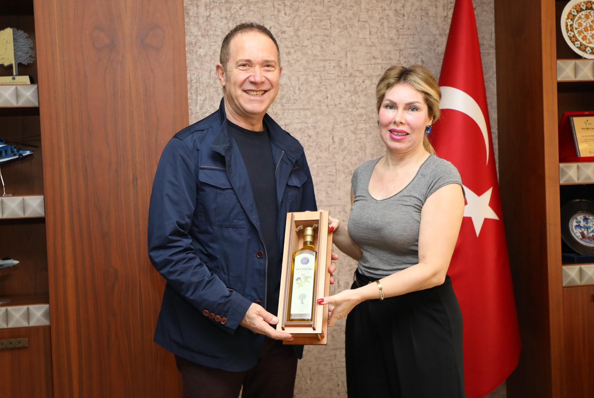 Bu toprağın güçlü sesi <a href="/sumerezgu/">Sümer Ezgü</a> misafirimdi. Kültürümüzün yaşatılması için neler yapabileceğimizi konuştuk. Gerçekten çocuklarımıza aktarmamız gereken o kadar güzel değerlerimiz var ki... Bunları geleceğe taşımak boynumuzun borcu.