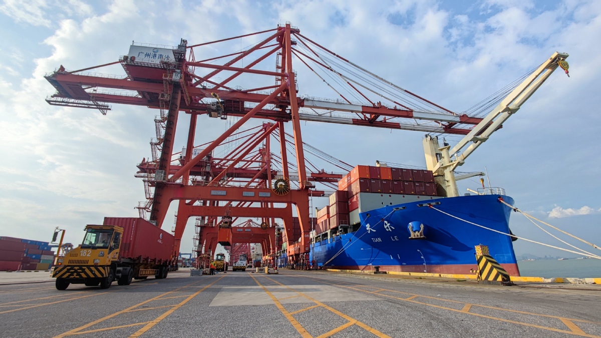 iGuangdong's tweet photo. 🚢⚓️Based on the "combined ports" model, efforts should be made to promote the coordinated and quality development of ports in the #GreaterBayArea and enhance their international competitiveness. #GDTwoSessions https://t.co/SR3rQJteCW