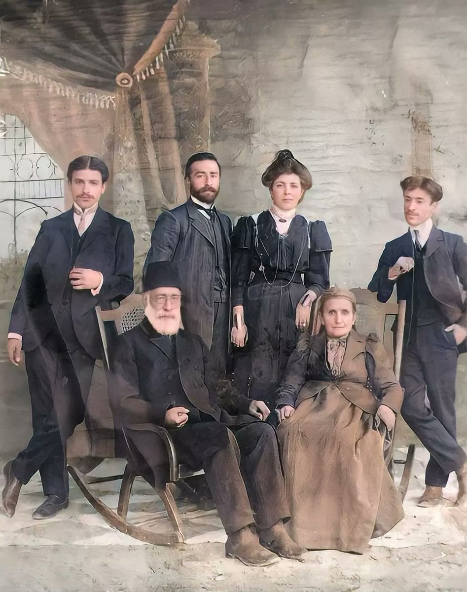 tarihenstitu's tweet photo. Antepli bir aile, Gaziantep, 1910. https://t.co/3lsWa8NMcx