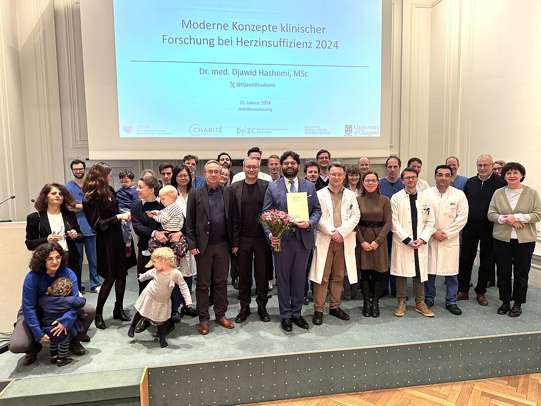 #DHZC-Kardiologe Dr. med. @DjawidHashemi hat sich habilitiert 🎉 'entgegen jeder Wahrscheinlich' – wie er bei seiner #Antrittsvorlesung sagte. Wir gratulieren herzlichst! Mehr zu seiner beeindruckenden klinischen und akademischen #Laufbahn➡️ lmy.de/bRVp