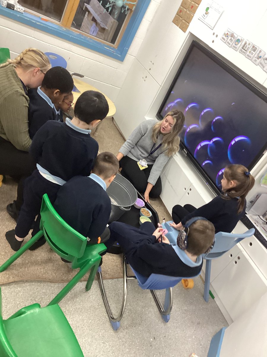 AbbotsLeaSchool's tweet photo. Portugal Class created a potion in Maths. We poured 5 different ingredients in to the cauldron then lined up and counted each of the empty pots. #CPA #MathsinEYFS #LearningthroughPlay ๐งชโ๏ธ https://t.co/ic32rsvHR8