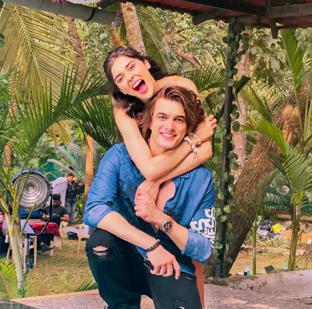 mere cutesss 🥹🤏🏻❤️

[ #MohsinKhan • #EishaSingh • #JabMilaTu ]