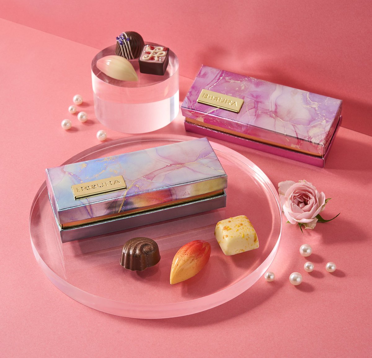 【2024バレンタインコレクション　-ビューラ-】
香りとフレーバーのペアリングチョコレートブランド💞
苺やレモン、オレンジなどのフルーツ素材を、マスカルポーネやローズマリー、アーモンドなどとペアリング🍓🍋🍊
パッケージは美しく輝くデザインに仕上げました✨