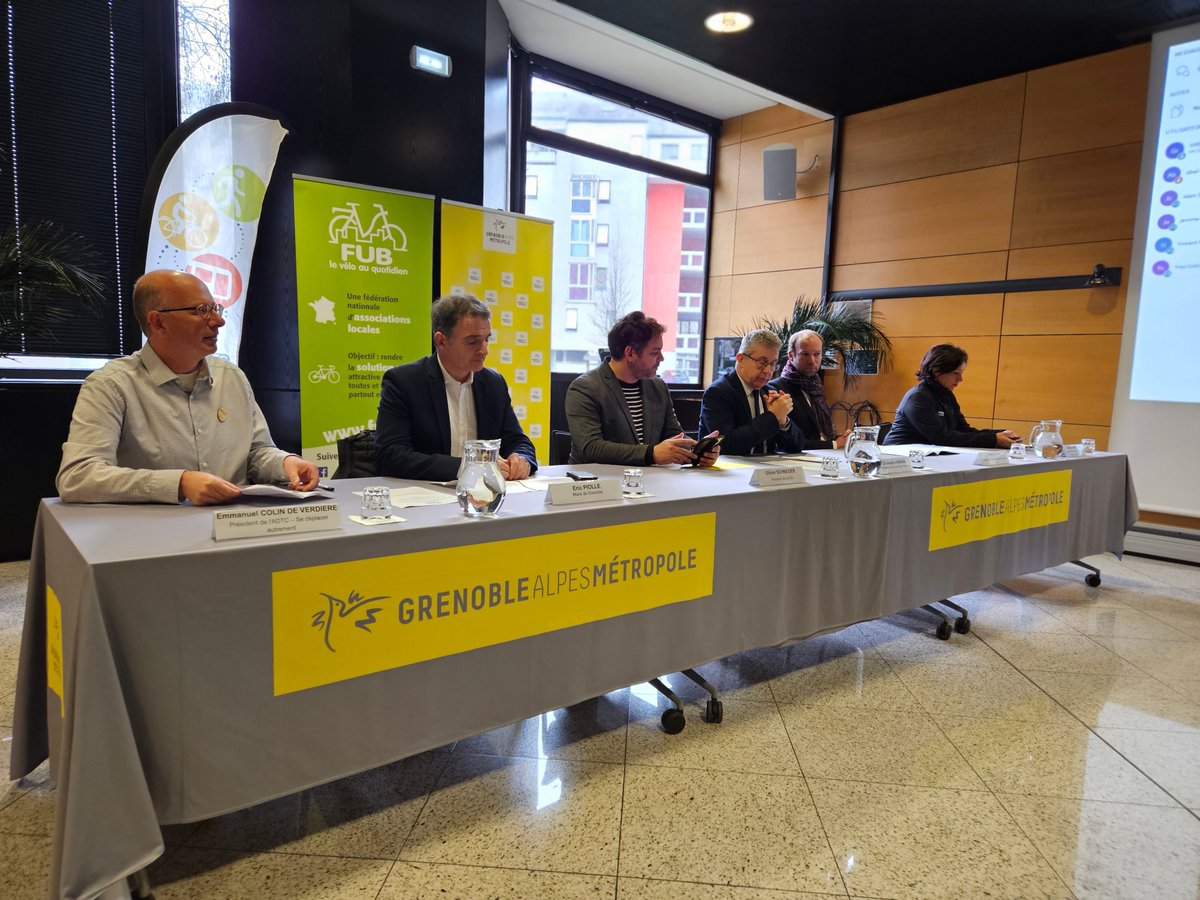 Olivier Schneider président de la FUB, était présent vendredi dernier à <a href="/GrenobleAlpes/">Grenoble Alpes Métropole</a> pour une conférence de presse sur le lancement du 24° #congrès de la FUB "2030 : une France cyclable !", coorganisé avec l’association <a href="/ADTCgrenoble/">ADTC Grenoble</a> .
🗞️ bit.ly/3u8DFsb