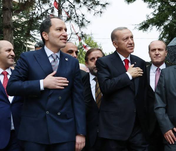 🔴#SONDAKİKA | Yeniden Refah Partisi, İstanbul'da aday çıkarmaktan vazgeçtiğini açıkladı.