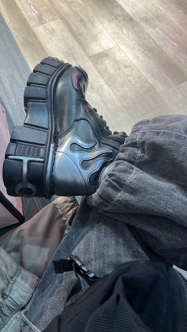 if u ever catch me in flat shoes it&rsquo;s not me. elon musk cloned me https://t.co/h67LVNCuls