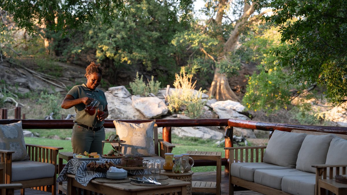 Fancy a delicious high tea, sipping on fresh homemade ice-tea and flavourful sweet and savoury treats, amidst the tranquil gardens and wilderness 🍹🧁🥧The perfect setting before heading out on an adventurous game drive.