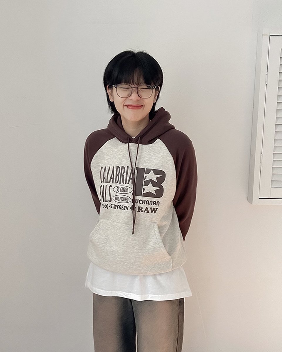 mosscozy's tweet photo. 크롭한 기장감에 프린팅이 궈여운
기모 후드티셔츠🤎

레글런 소매로 정해진 어깨선이 없어
다양한 체형 모두 멋스럽게 입을 수 있어요! https://t.co/YuedmOAPVV