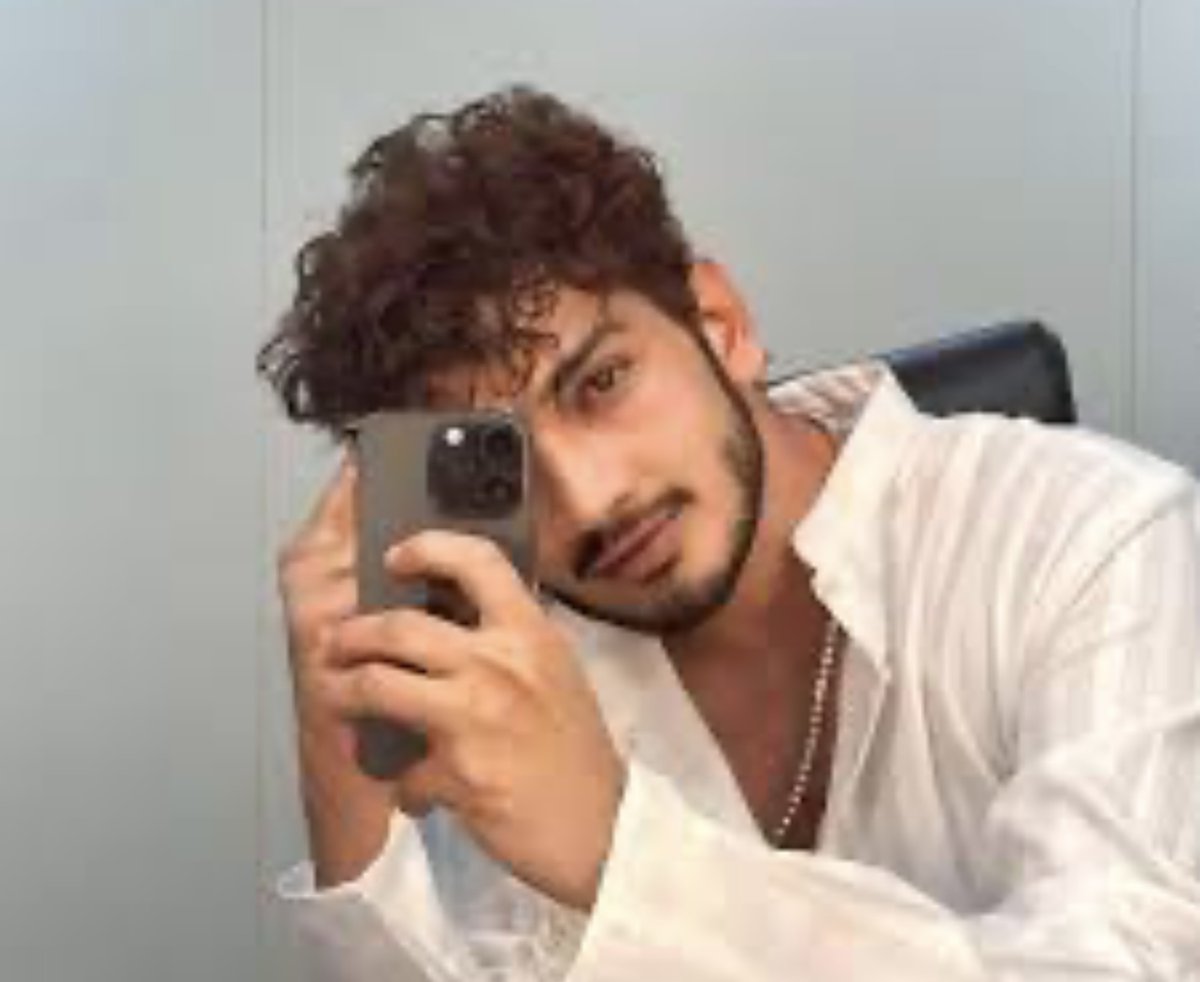 EngyeTenzin's tweet photo. Munawar bhai you are the
 ICONIC WINNER MUNAWAR FARUQI
Love you bhai. Inshallah 🏆🫡
#MunawarFaruqui https://t.co/XuE4u0acPz