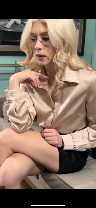 Had a delightful evening playing chess with the beautiful @YourTonyFoxy stay tuned for more! But for