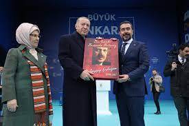 diyadinosman's tweet photo. AK Parti Ankara İl Başkanı @hakanhanozcan   Cumhurbaşkanı Erdoğan'a bağlılığı noktasında inanılmaz vefalı  bir adam...
Fırsat avcılığı hiç yok...
Kendimi şu koltuğa atayım diye derdi hiç yok.
Bugün istediği ilçenin Belediye Başkan adayı olması garanti iken "Ben Cumhurbaşkanımıza bütün Ankara'nın başkanı olarak hizmet etmeye, yükünün altına omuz koymaya devam etmek istiyorum.Benim için en büyük şeref Cumhurbaşkanımızın Ankara'daki  eli, temsilcisi olmaktır." diyerek görevde kaldı..
Turgut Altınok başkanı ismi açıklanır açıklanmaz  saatler geçmeden sahiplenerek yollara düştü...
Helal olsun...