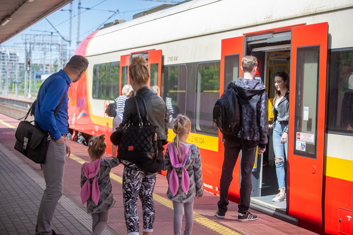 warszawa's tweet photo. Wyniki najnowszego badania potrzeb, postaw i opinii na temat jakości funkcjonowania miasta pokazują, że mieszkanki i mieszkańcy Stolicy bardzo dobrze oceniają @WTP_Warszawa. https://t.co/Qvqs04hdtD https://t.co/2mLQBeB9Kn