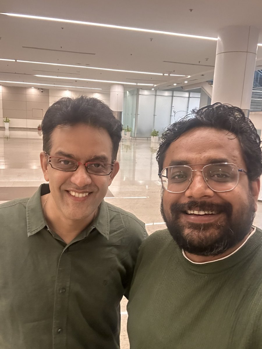 varshney2135's tweet photo. Was travelling along with none other than @vikramsampath and decided to say Hi, thanks and offer my naman 🙏 to him and his work. Keep inspiring us. #traveldiaries #MeetTheArtist https://t.co/Memwef8NYe