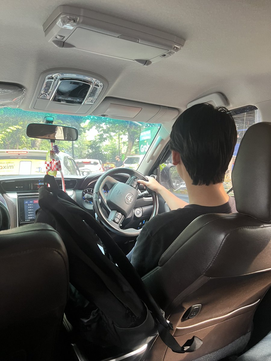 chasternal's tweet image. semua orang harus tau kalau aku ditebengin kak apip 😏