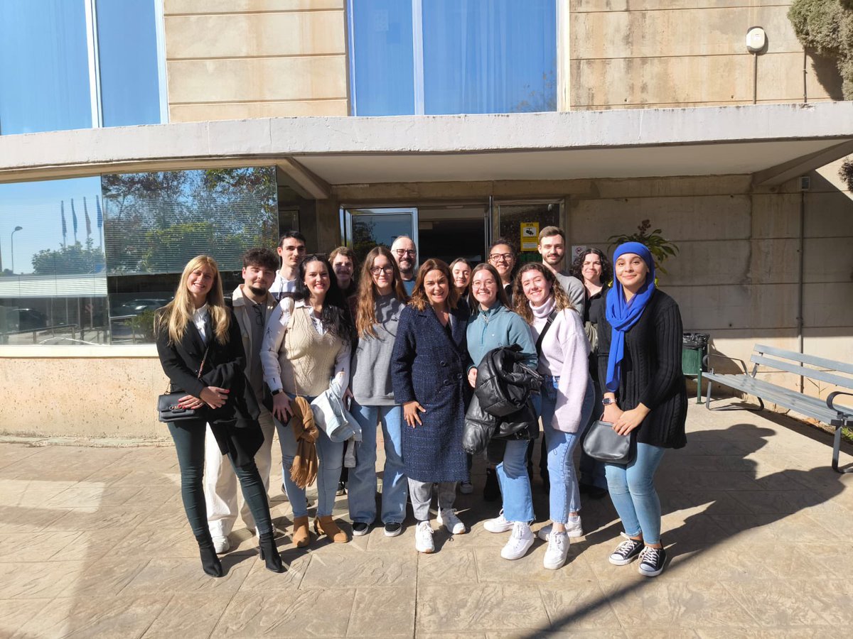 IESJesusMarin's tweet photo. 📻 DPTO. ADMINISTRACIÓN | Ayer, el #alumnnado de los grupos #S15AD, #S15AF y el #S25AD visitaron las instalaciones de #CanalSur y pudieron ver de cerca los programas de @dominguezja en @canalfiesta de @canalsurradiotv y #HoyEsDia con @tmoreno73.
#EquipoPolitecnico https://t.co/fHlYKHVqXe