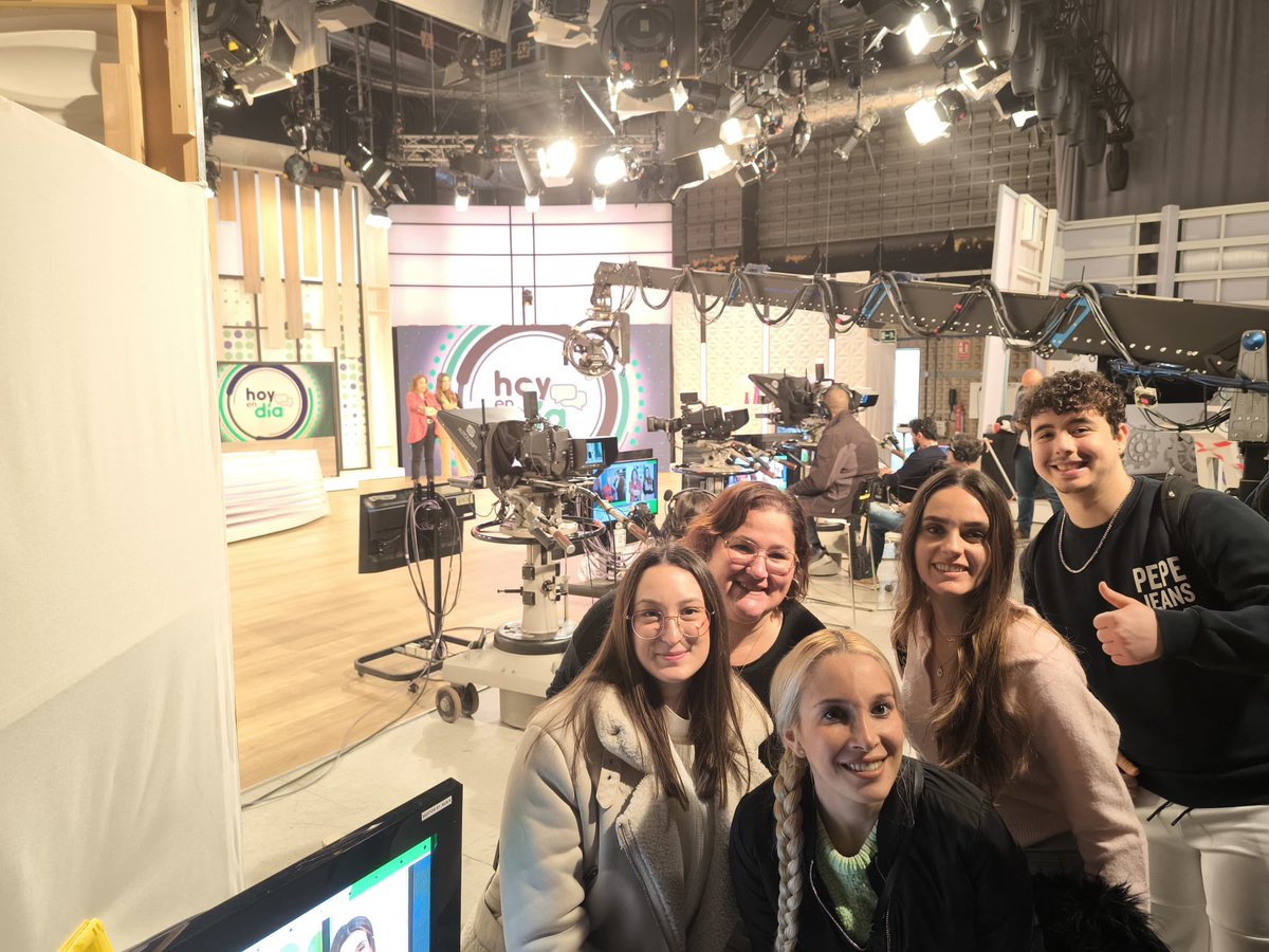 IESJesusMarin's tweet photo. 📻 DPTO. ADMINISTRACIÓN | Ayer, el #alumnnado de los grupos #S15AD, #S15AF y el #S25AD visitaron las instalaciones de #CanalSur y pudieron ver de cerca los programas de @dominguezja en @canalfiesta de @canalsurradiotv y #HoyEsDia con @tmoreno73.
#EquipoPolitecnico https://t.co/fHlYKHVqXe