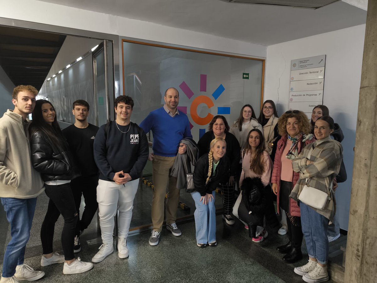 IESJesusMarin's tweet photo. 📻 DPTO. ADMINISTRACIÓN | Ayer, el #alumnnado de los grupos #S15AD, #S15AF y el #S25AD visitaron las instalaciones de #CanalSur y pudieron ver de cerca los programas de @dominguezja en @canalfiesta de @canalsurradiotv y #HoyEsDia con @tmoreno73.
#EquipoPolitecnico https://t.co/fHlYKHVqXe