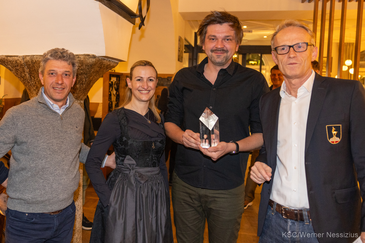 EPA's Photographer Christian Bruna was honoured at the #Hahnenkamm Races Media Evening at Hotel Tiefenbrunner, in Kitzbühel, Austria. He received his #AIJS Prix Armando Trovati Trophy from Marco Trovati Thanks to KSC & Kitzbühel Tourism. #PATrovati #Streif📸KSC/Werner Nessizius