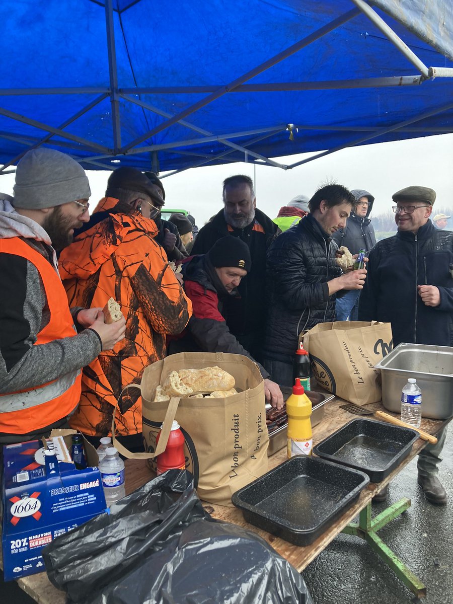 Hier, les JA de la Somme se sont réunis pour manifester leur mécontentement face aux restrictions toujours plus nombreuses imposées par l’Europe et le gouvernement français ! 

Et ils comptent bien continuer les jours suivants ❌ #AgriculteursEnColere #JA80