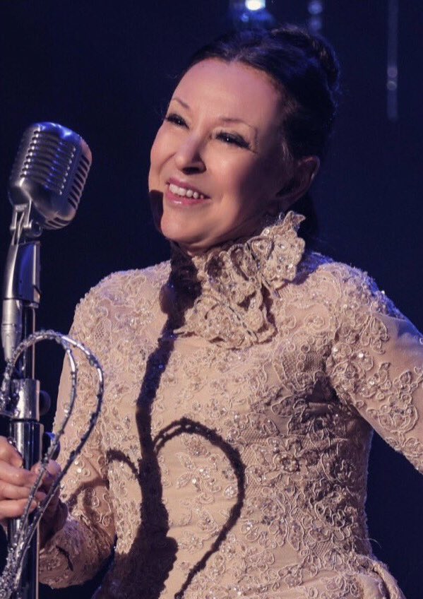 dhalajmy's tweet image. جن جنون الإعلام المصري لحظة تكريم #نجاة_الصغيرة في #الرياض 
يعاتبونها على ظهورها بهذا السن وكأن الإنسان مُلزم بأن يدفن نفسه عندما يكبر ويموت وهو حي!
وأن العمر والكِبر عار يُدارى بالاختباء.

نجاة الصغيرة التي عاشت منسية في بلدها ولا يكاد يذكرها أحد، في بيت مهترئ ووضع مادي سيّء ومع…