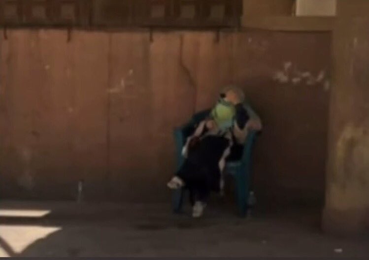 dhalajmy's tweet image. جن جنون الإعلام المصري لحظة تكريم #نجاة_الصغيرة في #الرياض 
يعاتبونها على ظهورها بهذا السن وكأن الإنسان مُلزم بأن يدفن نفسه عندما يكبر ويموت وهو حي!
وأن العمر والكِبر عار يُدارى بالاختباء.

نجاة الصغيرة التي عاشت منسية في بلدها ولا يكاد يذكرها أحد، في بيت مهترئ ووضع مادي سيّء ومع…