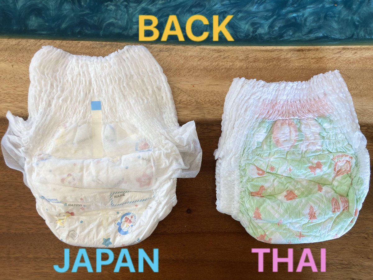 日本とタイのオムツの違い

同じマミーポコパンツSサイズだけど、長さとかひだとかけっこう違ってた。
何より違うのは、タイのほうは使用後にクルッと丸めて捨てるためのテープが無いの。
他の国でもそれぞれ違うのかな。