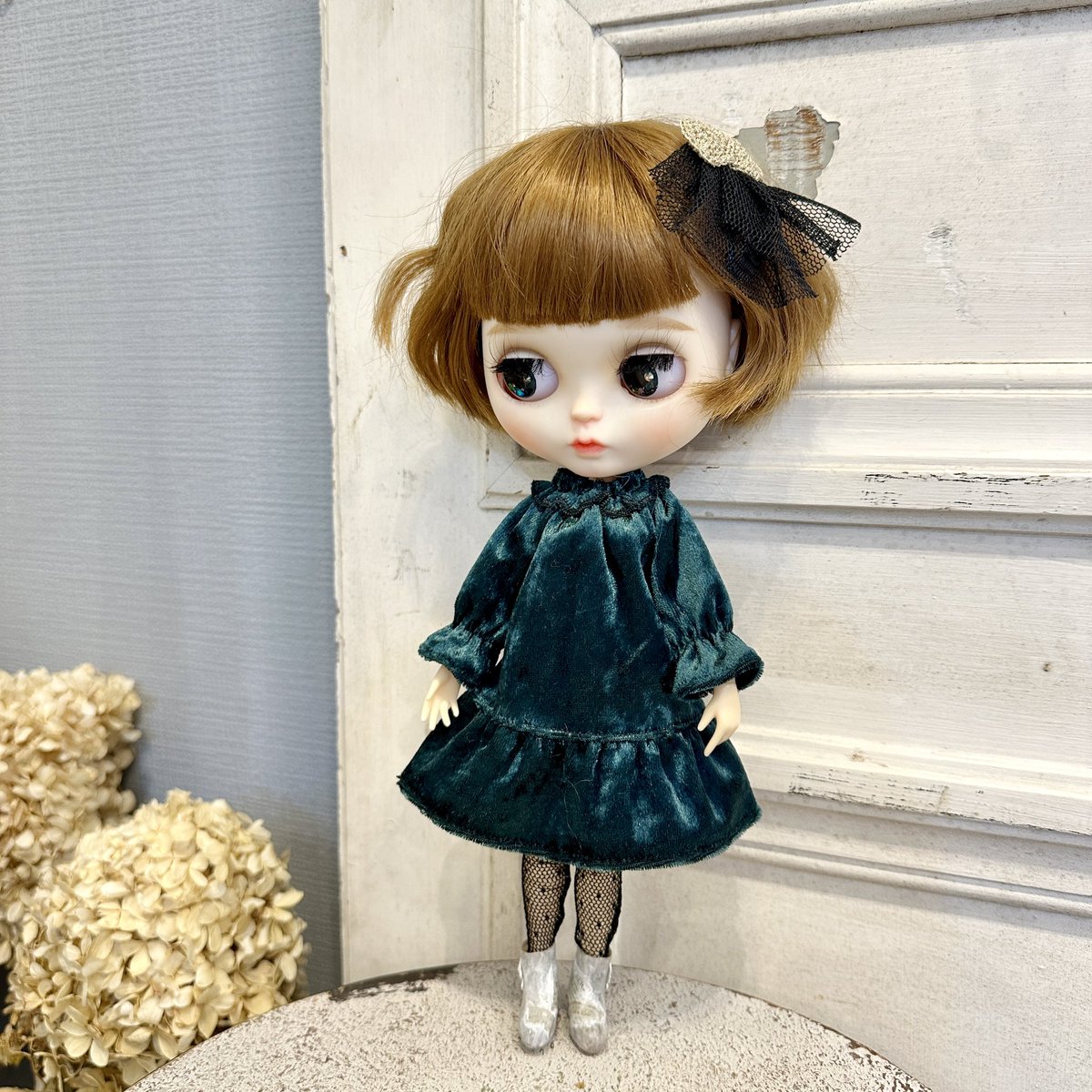 Angenannan's tweet photo. ブライスのベロアワンピース グリーンがシックでカッコかわいいです。
チュールの靴下とヘッドドレス
そしてnAnnAnの石膏風のブーツもセットになっています。
#一日一作品 #ブライス服 https://t.co/QWtdPRxmvW