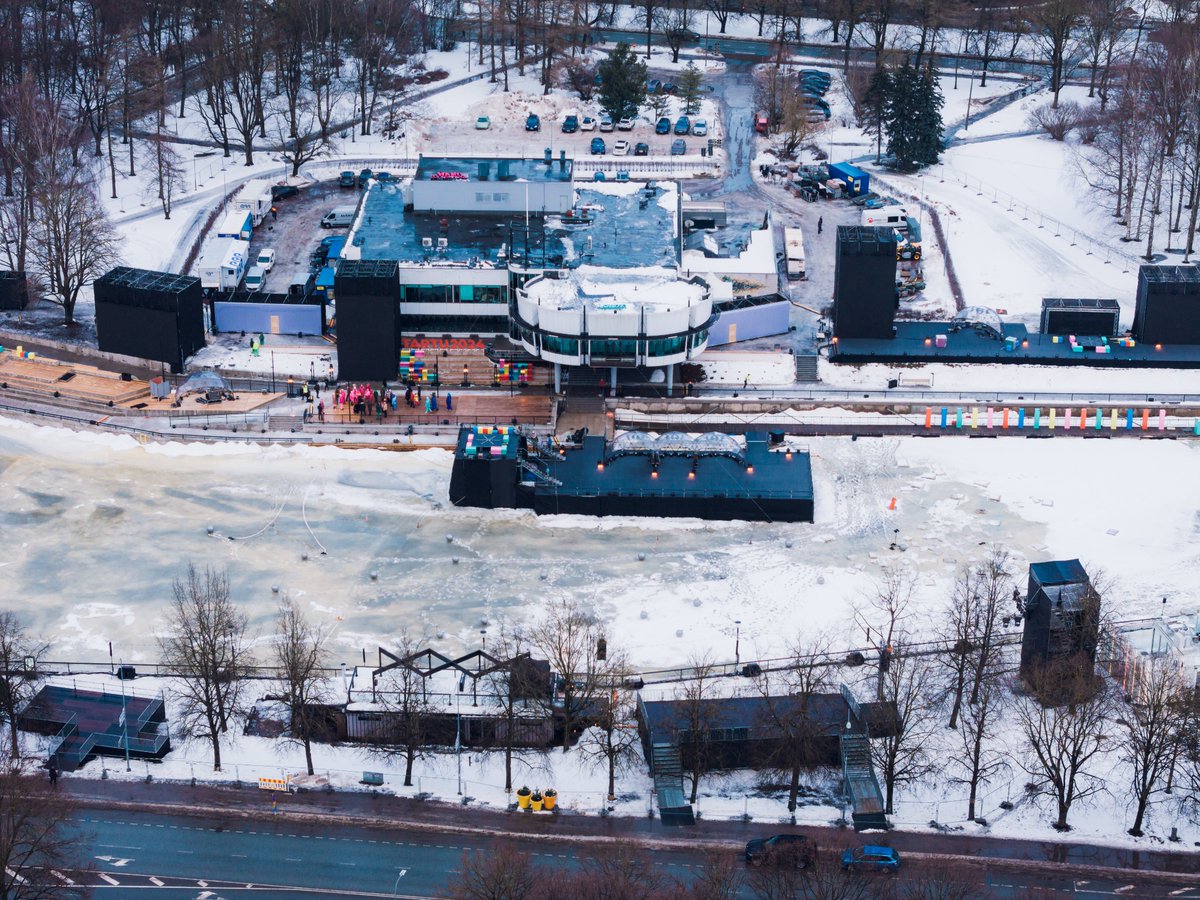 Kultuuripealinna avapeo lava on üles ehitatud ja proovid käivad. Kohtume 26. jaanuaril kell 19 Emajõe kaldal. tartu2024.ee/avamine Foto: Maanus Kullamaa