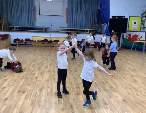 whitchurchprm's tweet image. Reception children have been enjoying their Dance lessons as part of their Expressive Arts Inquiry.  This week they worked with a partner to create shapes, balance and stillness.  #WPSRec #WPSExpressiveArts