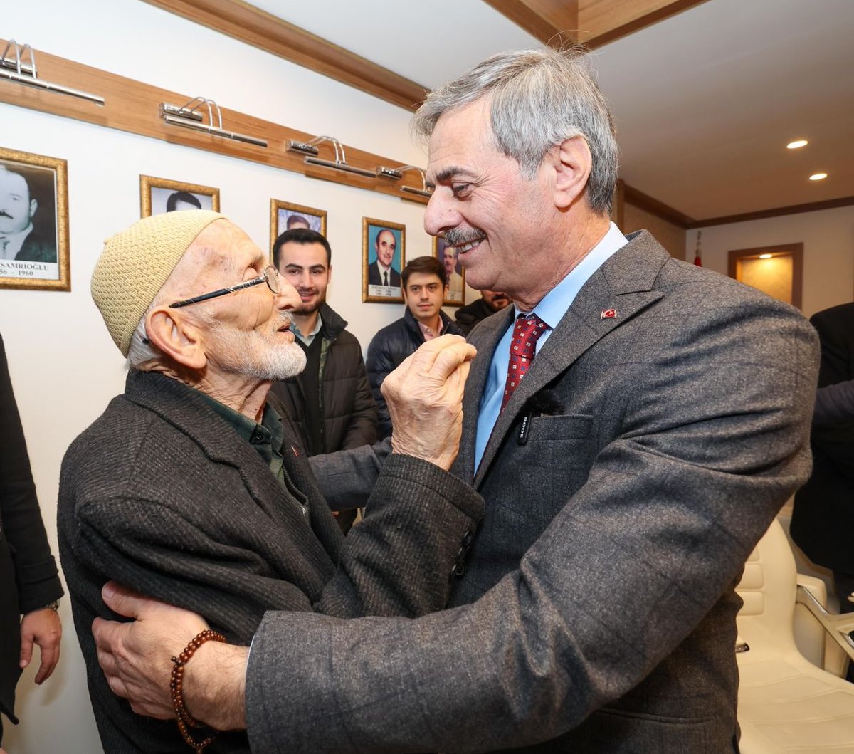 sbYusufAlemdar's tweet photo. 📍 Kocaali

Kocaali Belediyesi ziyaretimizde kucaklaşmaya gelen Dursun Amca, AK Parti’miz için kullandığı ve 2002 yılından bu yana sakladığı ilk oyun mührünü bizimle paylaştı.

Allah sağlıklı uzun ömürler versin. Dua ve destekleri için teşekkür ediyorum.

#HazırızKararlıyız
#BirlikteDahaGüçlüSakarya