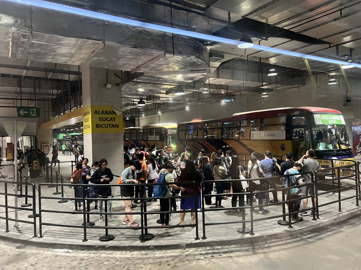 adriansyahyasin's tweet photo. Menjelajah Transportasi Umum Manila!

Kalau ditanya kota di luar yang paling kembar dengan Jakarta itu apa, sebetulnya akan saya jawab Manila 😁 Dengan skala yang kurang lebih sama kota ini juga punya permasalahan urban yang sama

Trit ini akan merekap semua moda transportasi umum utama yang Metro Manila miliki mulai dari MRT, LRT, Bus, hingga Jeepney :)