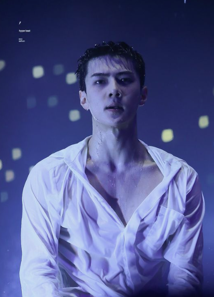 AboutMusicYT's tweet photo. EXO's Sehun performs on stage. https://t.co/Ul6wKZwnz1
