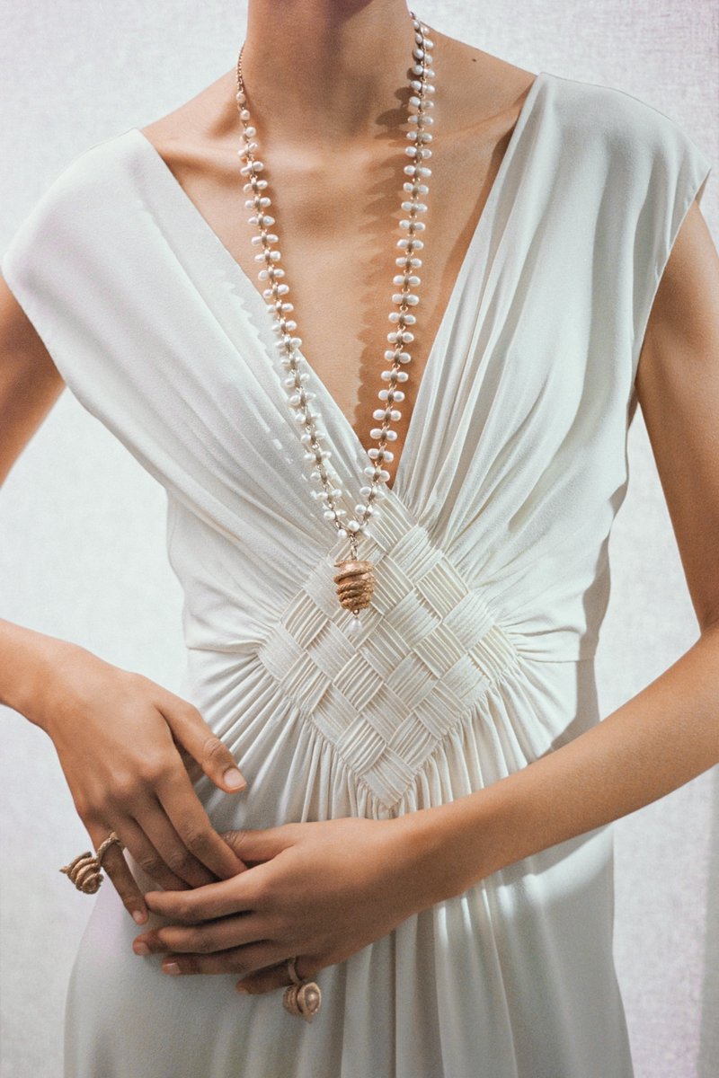 Flawless focus.
Masterful #DiorSavoirFaire is in evidence in this #DiorCouture Spring-Summer 2024 by Maria Grazia Chiuri on.dior.com/couture-ss24 closeup as the white crêpe of a dress becomes its own integral embellishment when ingeniously formed into a basketweave panel.