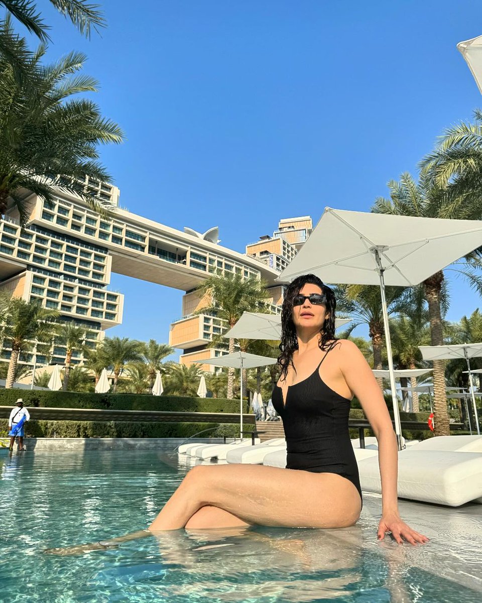 Lovely telly diva #KarishmaTanna enjoying vacation 💦🖤
