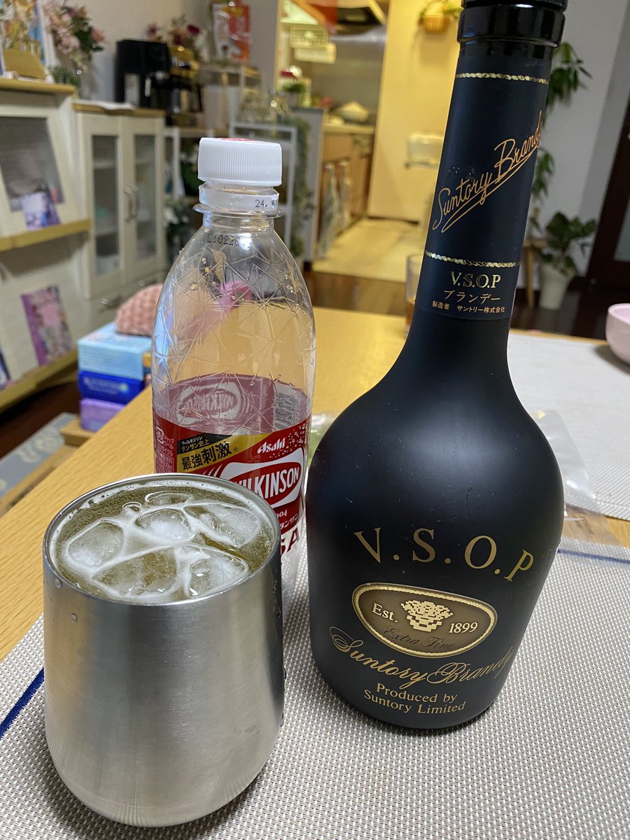 taka50474's tweet image. 社畜の家飲み

やっぱりコイツに戻ってくるな🤩

#サントリーブランデー
#VSOP