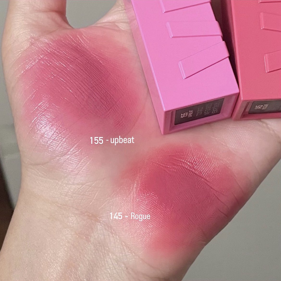 mmytype_'s tweet photo. เห็นแบ็คกี้ในadแล้วห๊าา ปกติไม่ค่อยเห็นmaybelline ชมพูcool tone ลองละสีน่ารักมากกก รุ่นไวนิลอิ้งค์ คอล Pink Mix ยิ่งเบอร์155 เป็นชมพูbaby pink ทาแล้วหน้าไบร์ทไม่หมองละมากับเนื้อฉ่ำวาวของรุ่นนี้อ่ะ สวยและติดทนเอาตาย https://t.co/fcJWtrX3t3