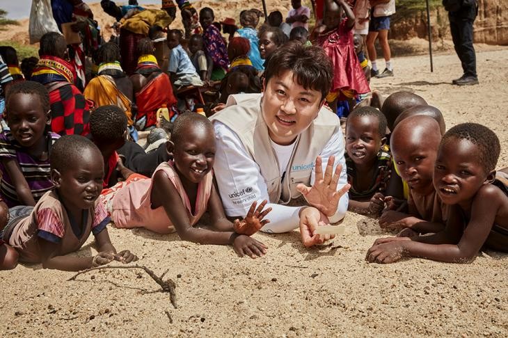 김호중 가는 길에 아리스도 기부동참하며 희망의 빛을 밝힙니다

#김호중_희망의빛_블루라이팅 
호중희망여정
#김호중선한영향력
tinyurl.com/ylnn33go