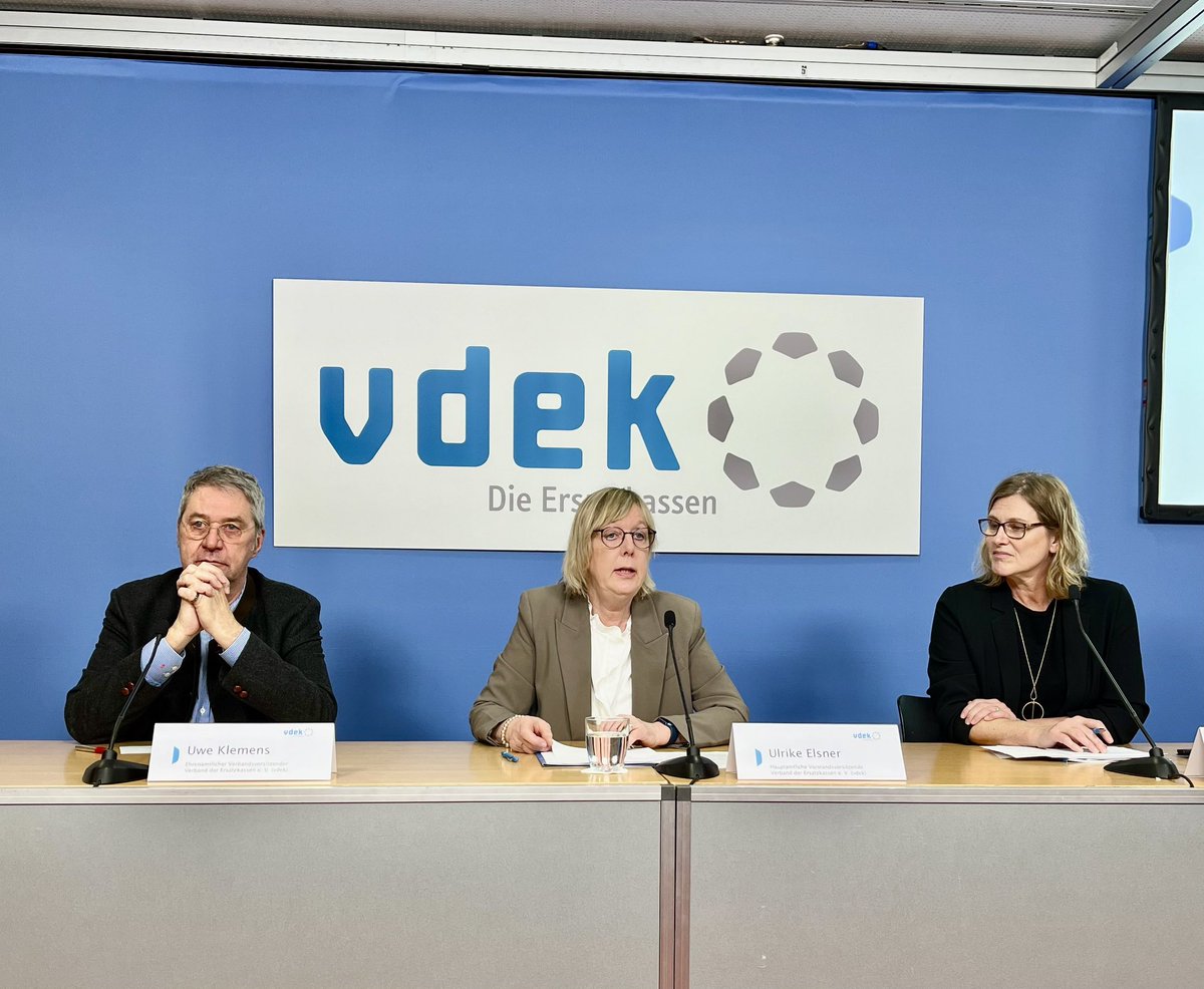 #UlrikeElsner erneuert auf #vdekPK Forderung nach zügiger #Krankenhausreform 🏥 mit Fokus Qualität. Damit sollten Reformen von #Notfallversorgung (mehr Integrierte Notfallzentren #INZ!) und #Rettungsdienst (Vernetzung von Leitstellen!📞) verknüpft werden. vdek.com/presse/pressem…