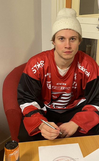 PiteaHockey1986's tweet photo. JACOB SUNDIN FÖRLÄNGER TILL 2025
"Tacksam för att vi kommit överens om en förlängning med Jacke som växt sen han kom till oss i Piteå HC. Han är och kommer vara en viktig pusselbit i fortsatta resan för Piteå Hockey säger sportchefen Mikael Aaro"
#piteahc https://t.co/o2qvNKkOsG